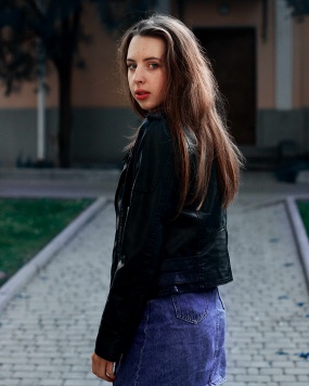 欧美皮衣短裙美女图片